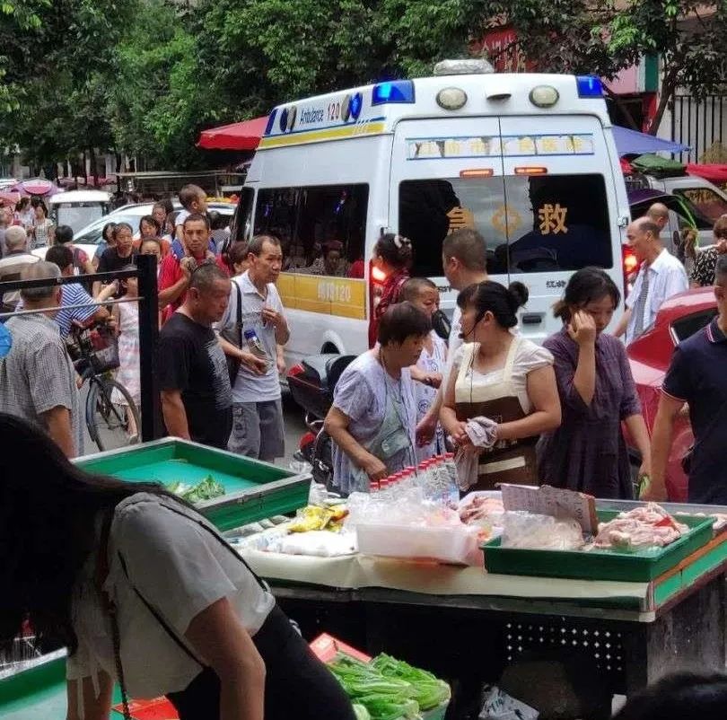 江油一菜市场男子持刀打架,致老太太倒地