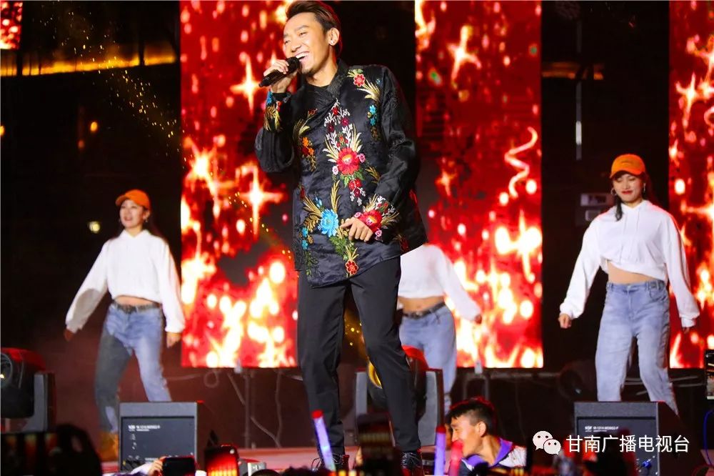 昨晚,喜迎"一会一节"旦正才让音乐作品群星演唱会在甘南羚城成功举办