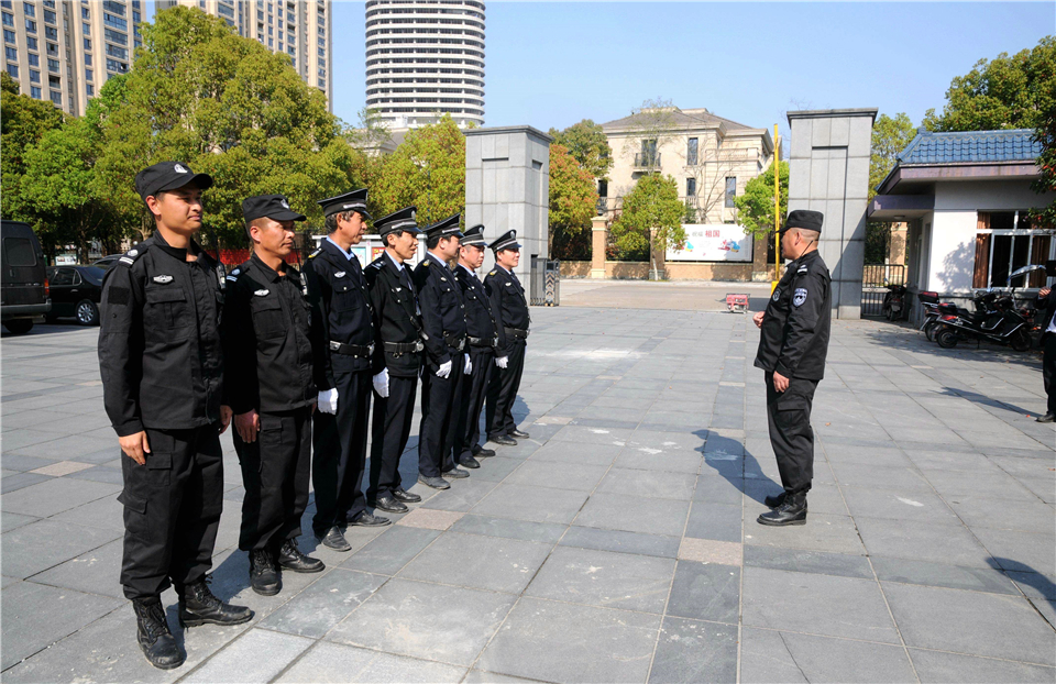 首先,要注意对培训对象进行分类,对于不同岗位的保安员要提出不同的