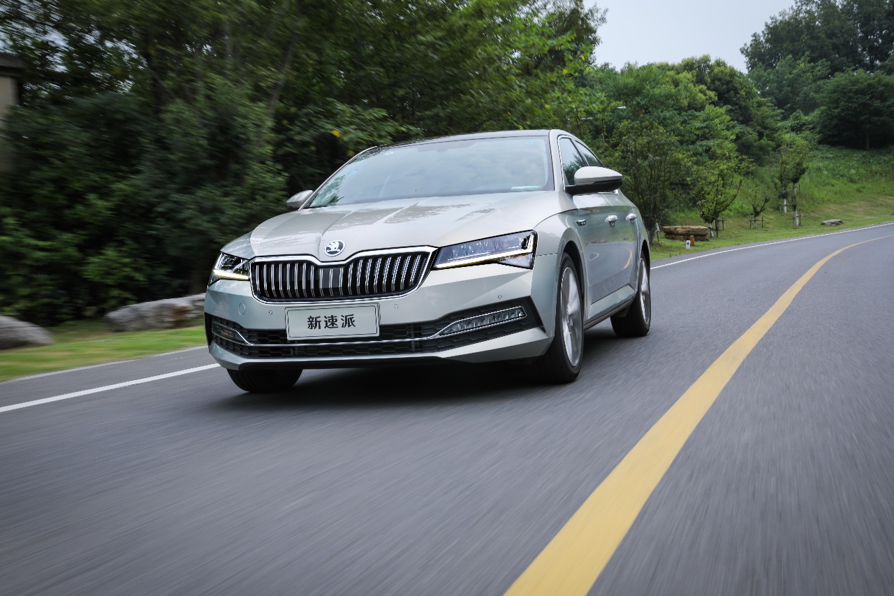 配置水平更上一层楼 归来还是好好先生!试驾斯柯达新速派380tsi