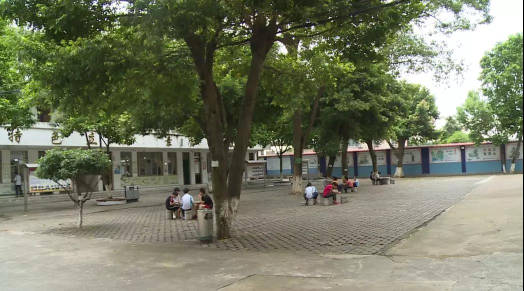 走进鹿寨县第四初级中学,记者见到课间正和小伙伴们开心聊天的李珍珍.