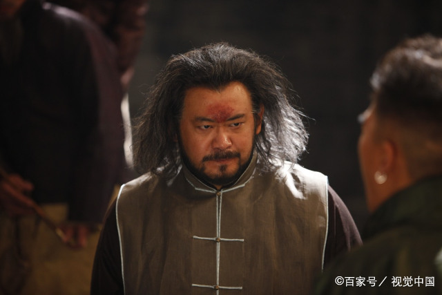 他在《让子弹飞》中扮演武举人,角色的性格就跟胖子有几分相似,混不吝