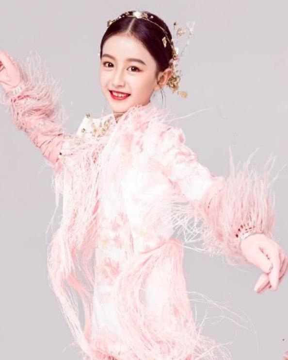 原创9岁最美小童星坐拥千万粉丝收入养活一家人王思聪也关注她