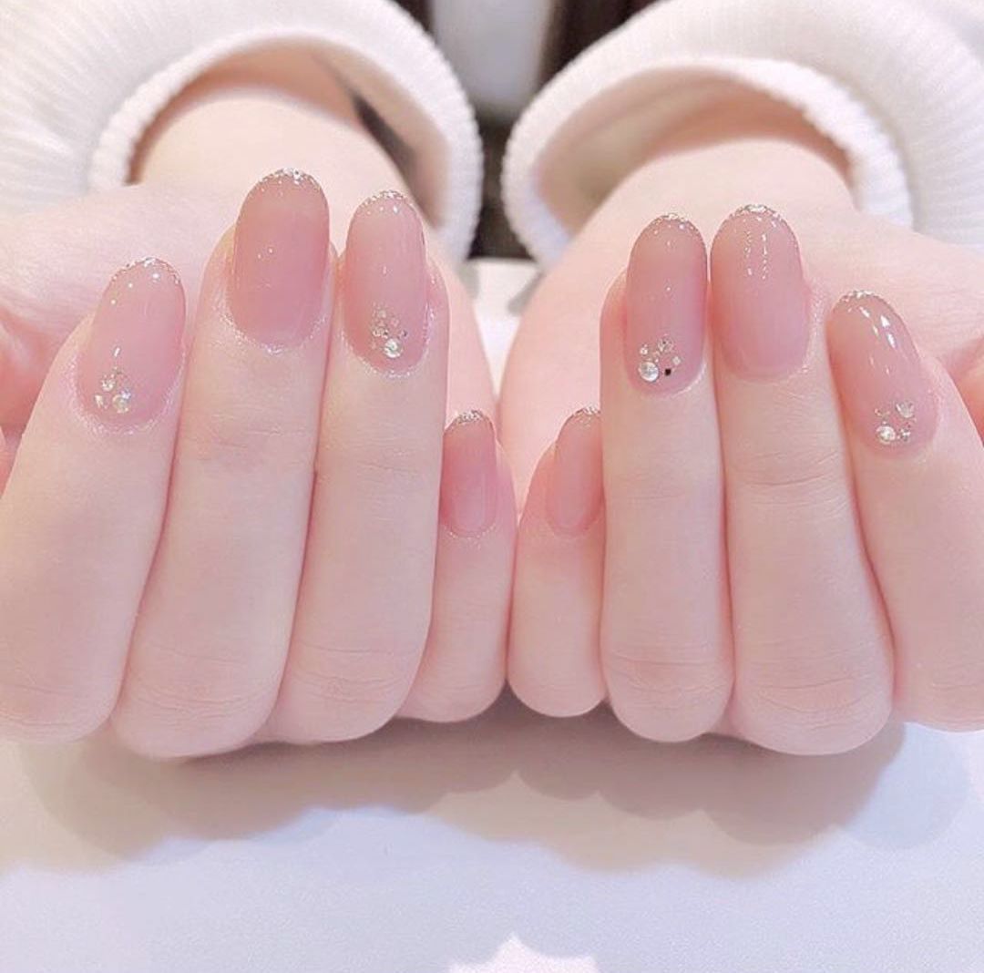 清爽闪亮的mini小钻,让夏日美甲简单又出彩