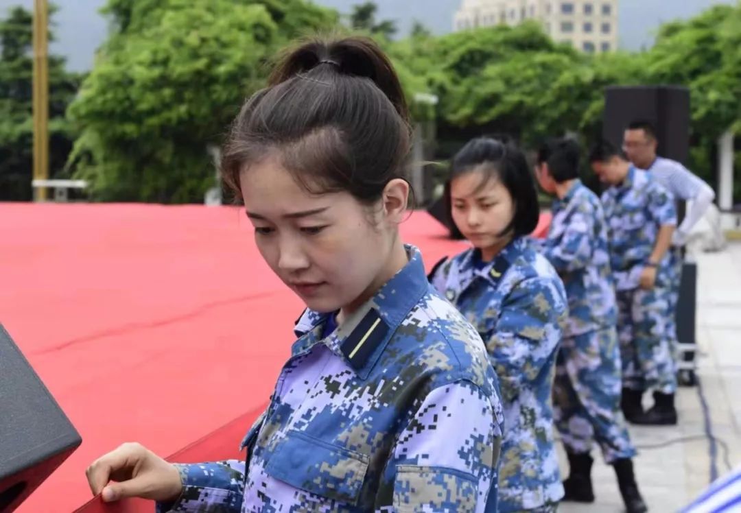 哈萨克族美女女兵图片