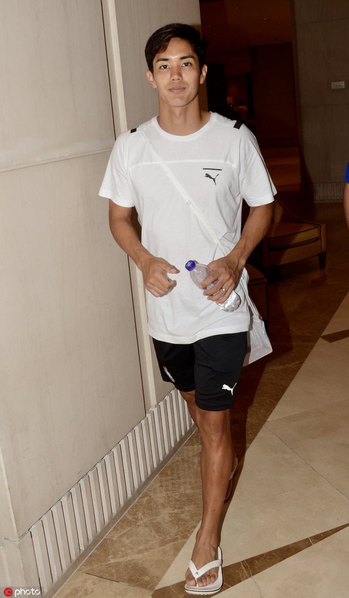 武藤嘉纪现身上海拖鞋外出球迷直呼好帅