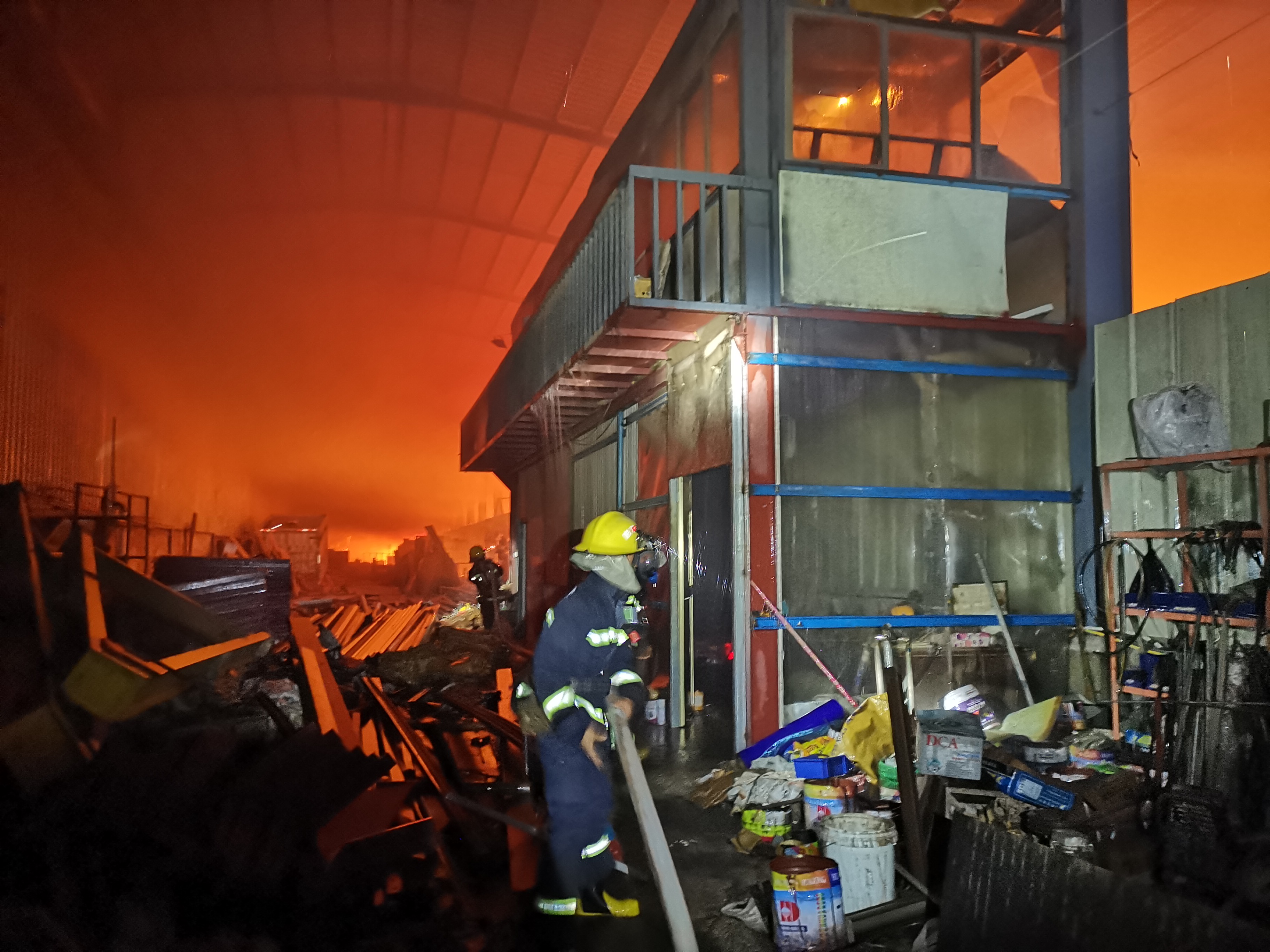 炮台一木屑厂起火 揭阳空港消防紧急救援