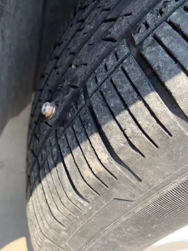 放暗器潍坊某小区保安在汽车轮胎后放燕尾螺丝这招真够狠