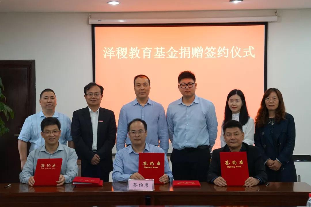 工商管理学院院长董进才,校教育基金会秘书长马亦群分别与蒋望签署