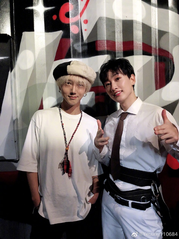 艺声前往观看极限震撼第四场 与银赫在后台"开心到模糊"