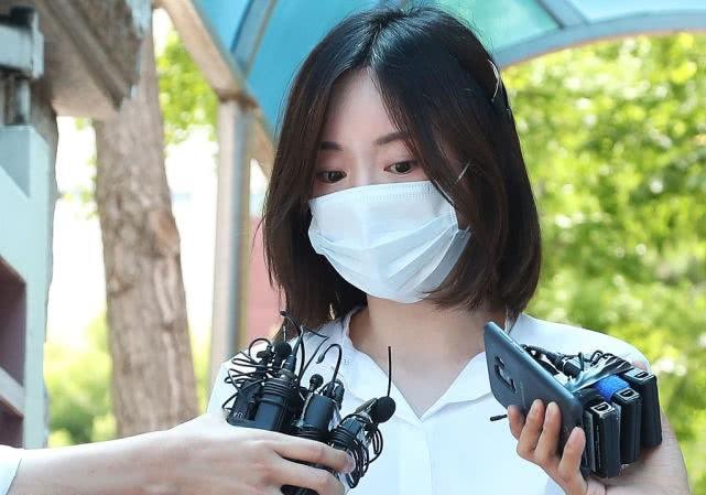 原创被判刑后的黄荷娜一身白衣亮相街头面对镜头羞愧捂脸