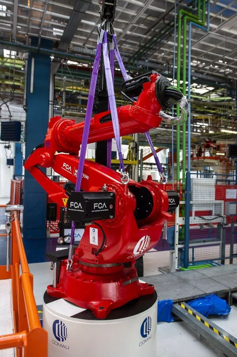 柯马机器人在全球最大历史最悠久的汽车生产基地意大利米拉菲奥里工厂