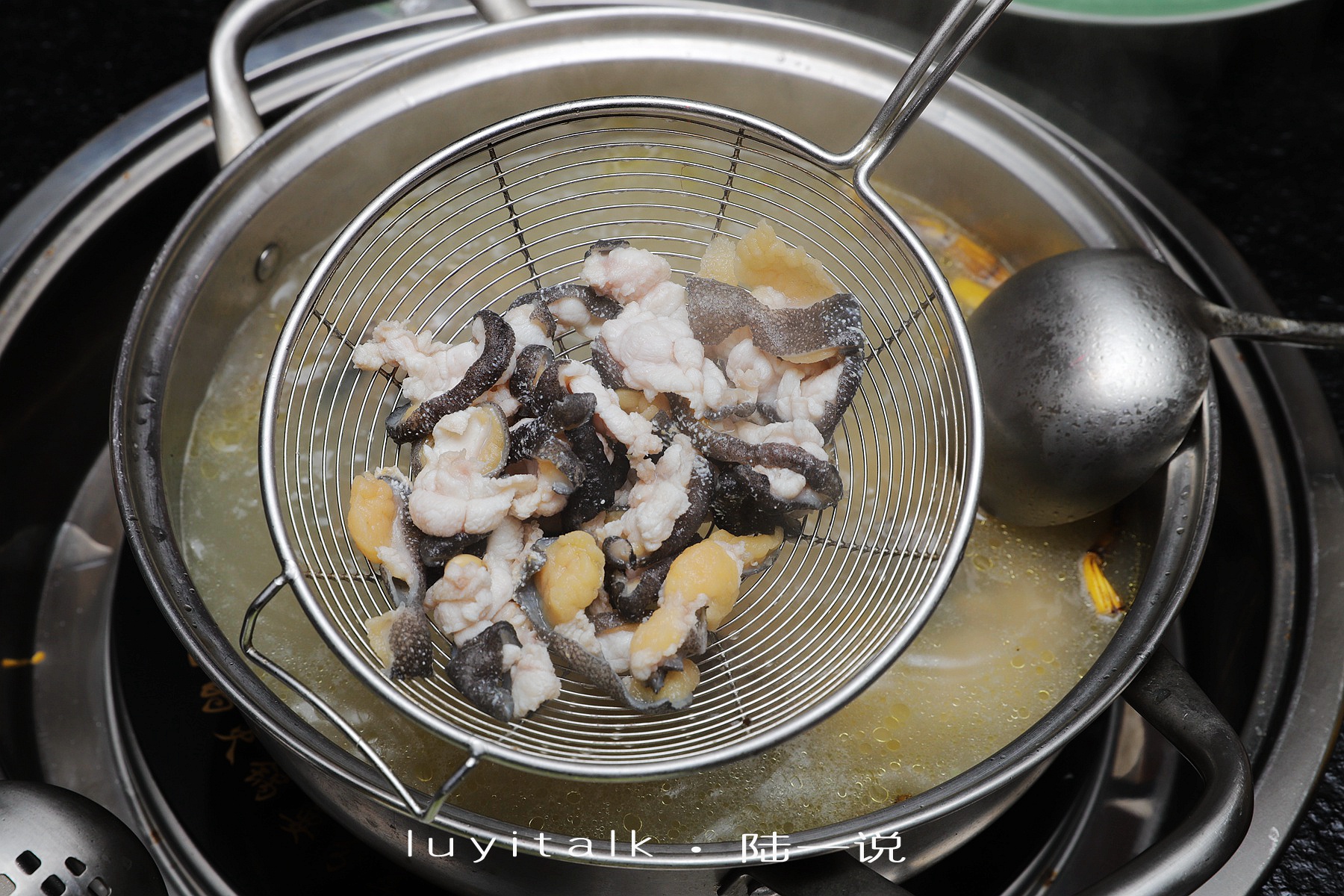 原创久吉良宵一桌蛇宴别看店不大门口都是豪车