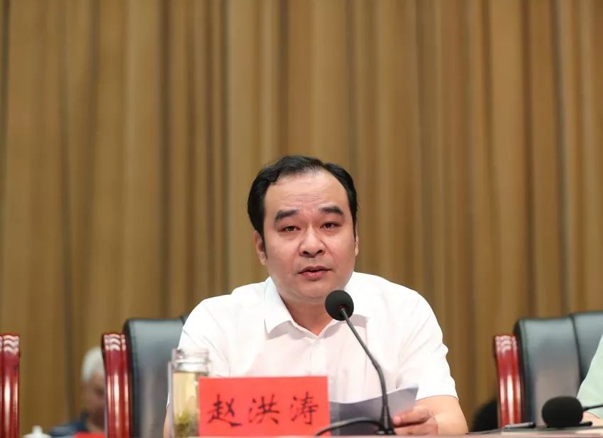 区长朱晓波主持会议,并就贯彻落实会议精神提出要求.