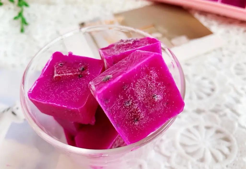 夏日冰品系列红心火龙果奶冰惹人惊艳