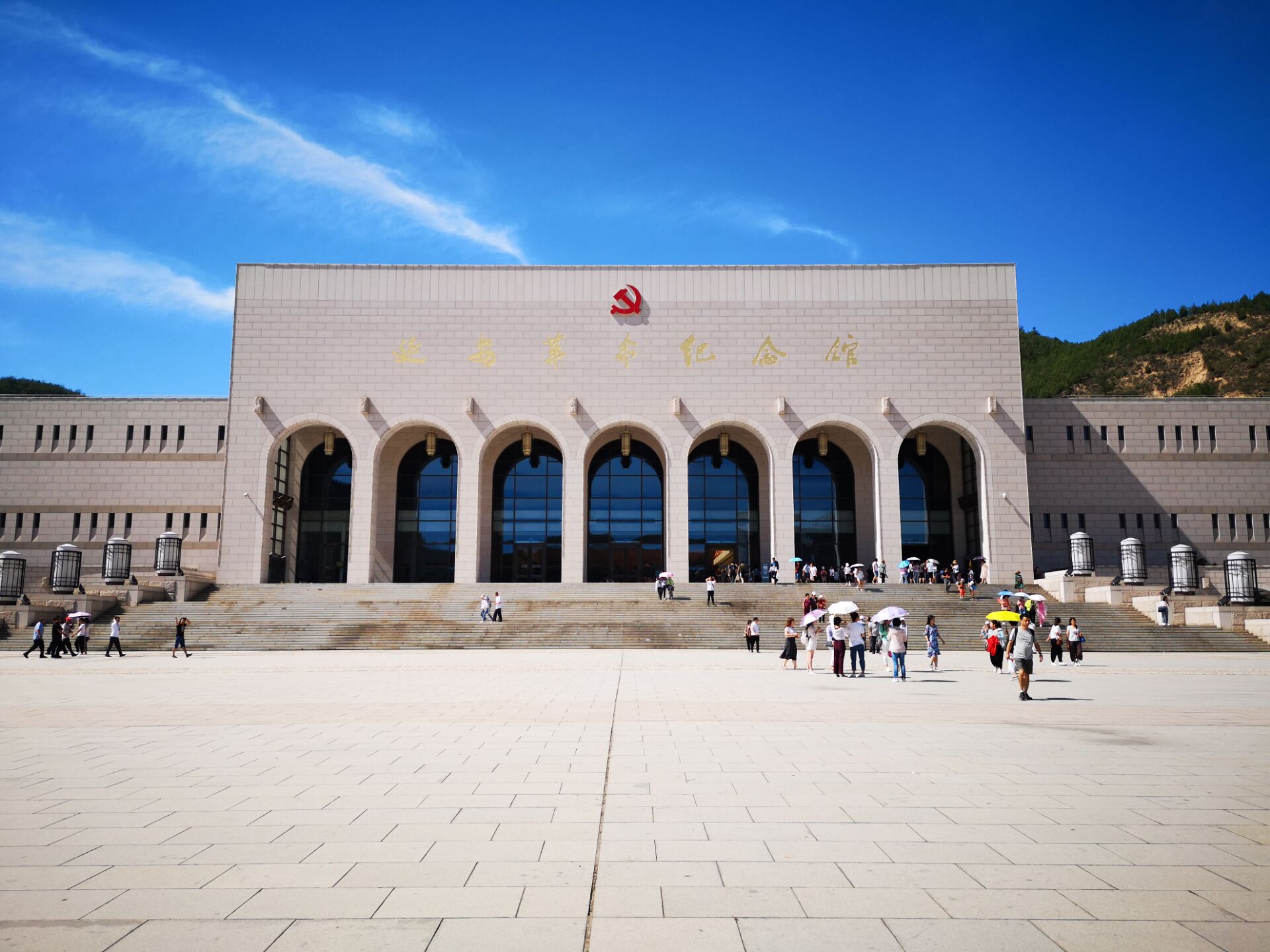 7日实践队员乘车前往两个活动调研地——枣园革命旧址,延安革命纪念馆