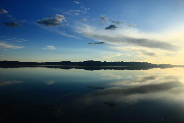 安静美丽的大柴旦翡翠湖宛如仙境空灵美景颜色如同翡翠般青