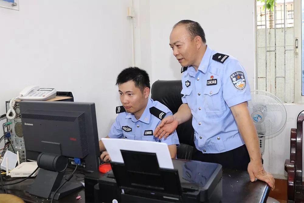 惠东这位交警坚守岗位25年哪有需要就到哪做补丁