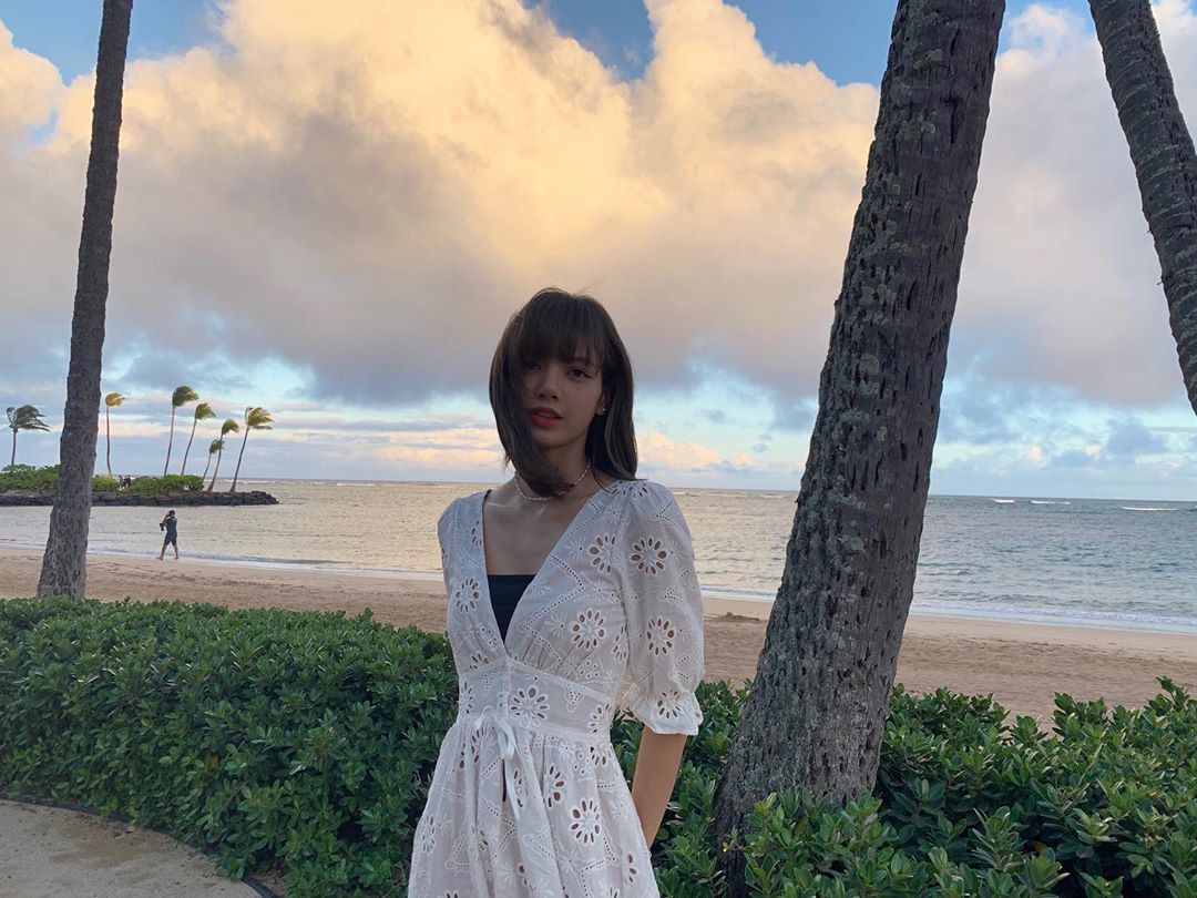 [星闻]lisa夏威夷海边近照,夕阳下清纯可人