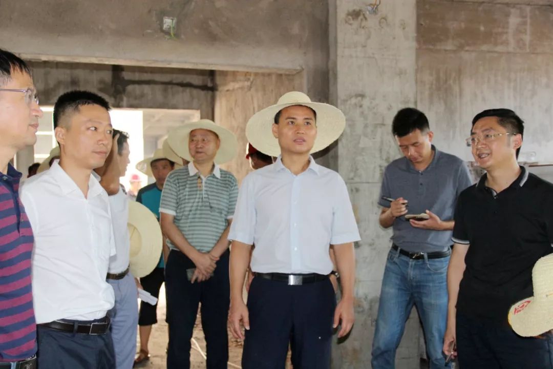 7月18日,县委副书记,县长何党生到茶亭经开区调研重点项目进展情况.