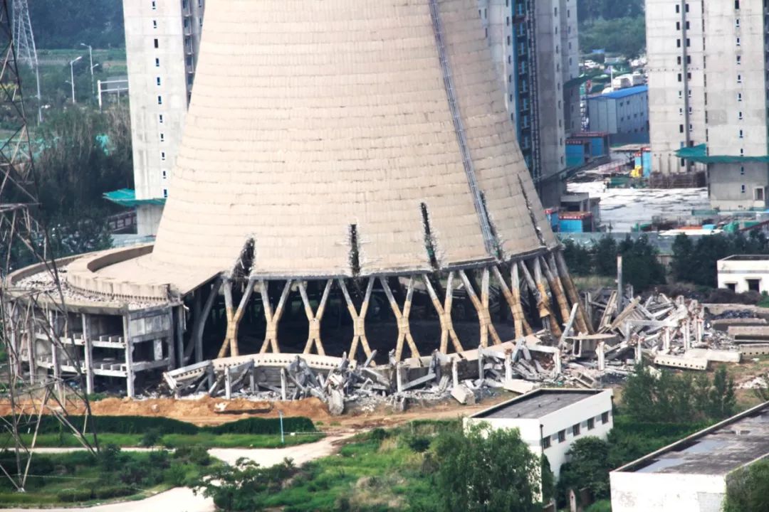 轰!唐山西郊热电厂两座冷却塔成功爆破