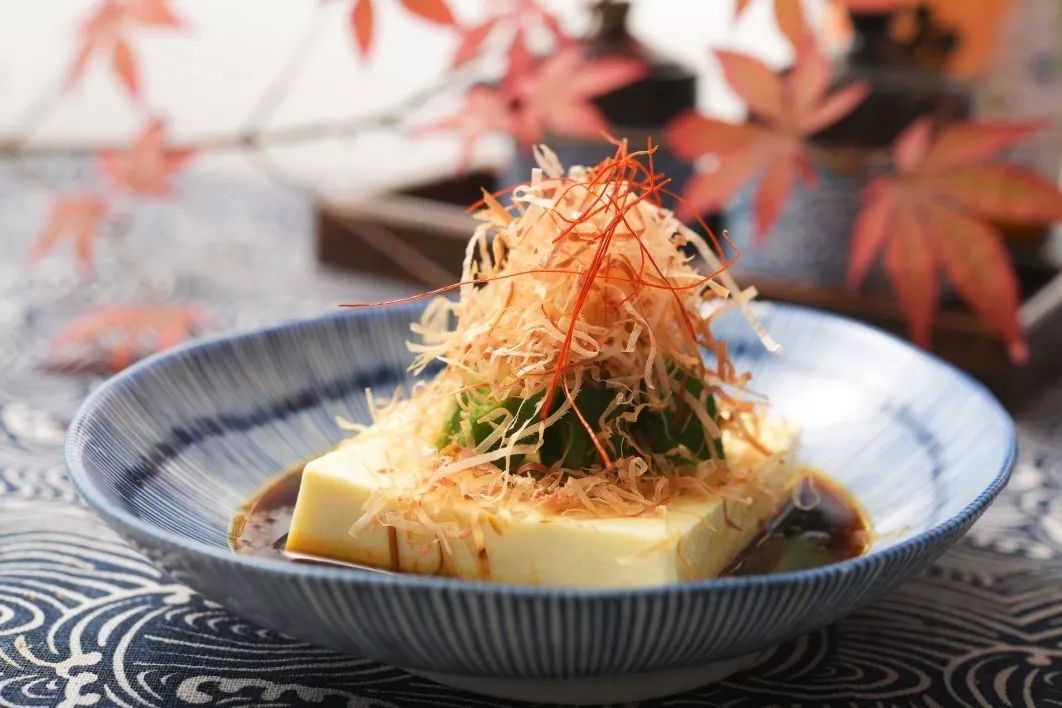 这款胡麻豆腐很特别哦~ 和其他日料店的口味有点不一样 口感更加丰富