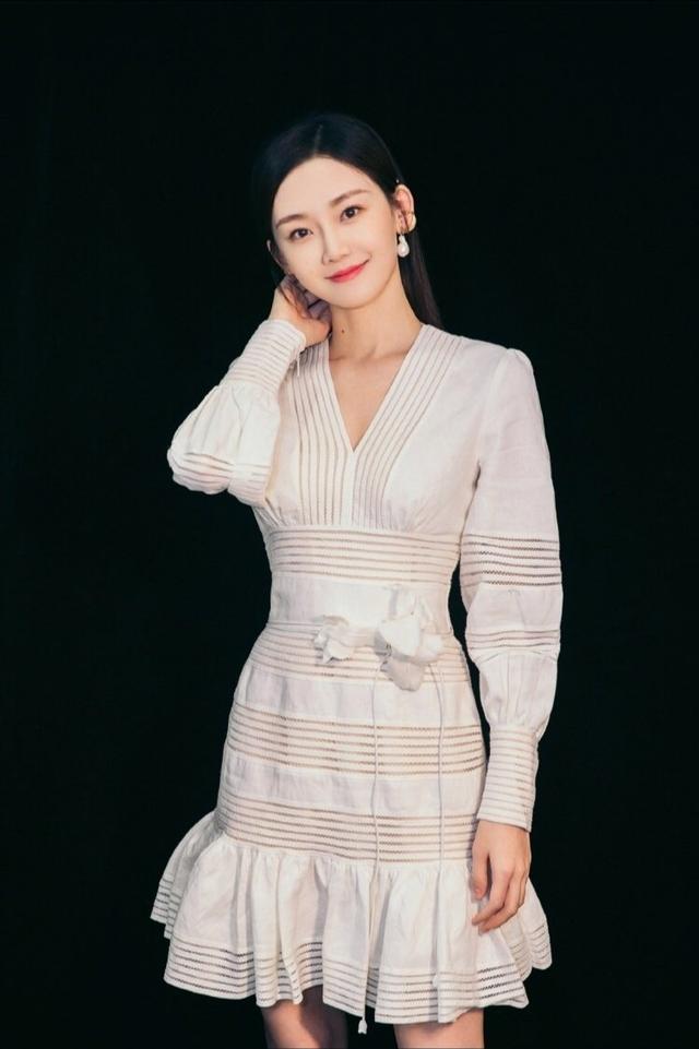 原创芳华女主苗苗晒出白色系穿搭练舞多年身形体态保持地太好了