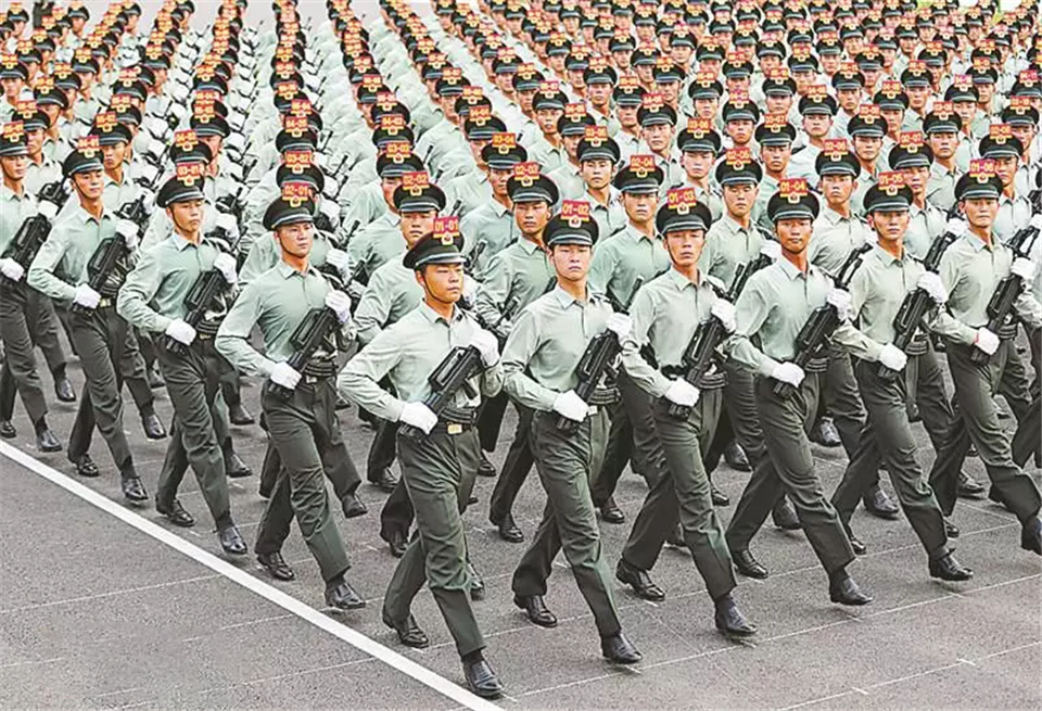 二,正步行进与立定