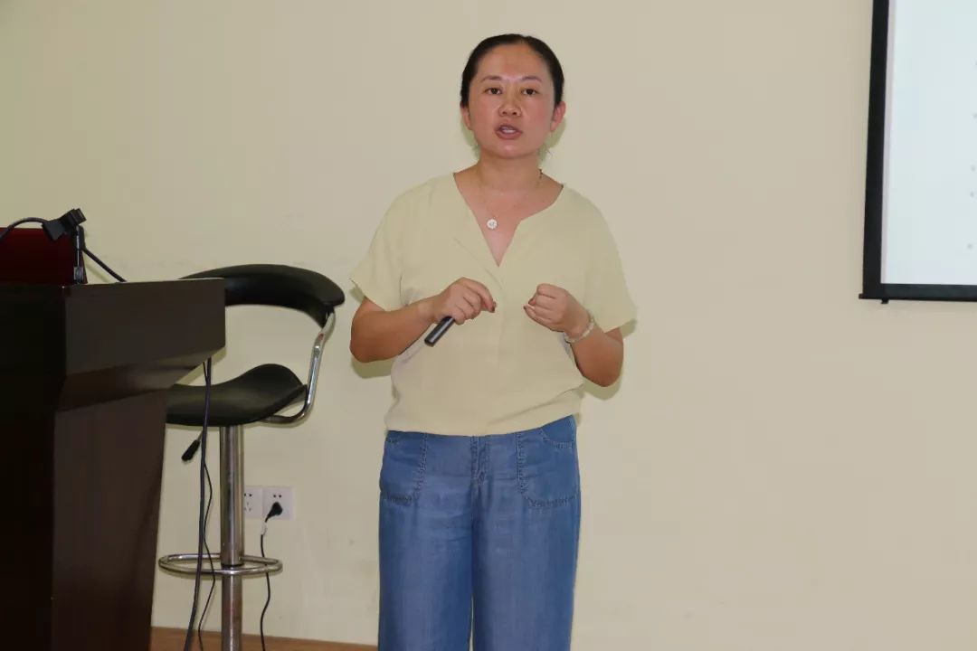 16-17日的主讲老师由袁霞老师担任,拥有15年会计培训行业管理经验的她