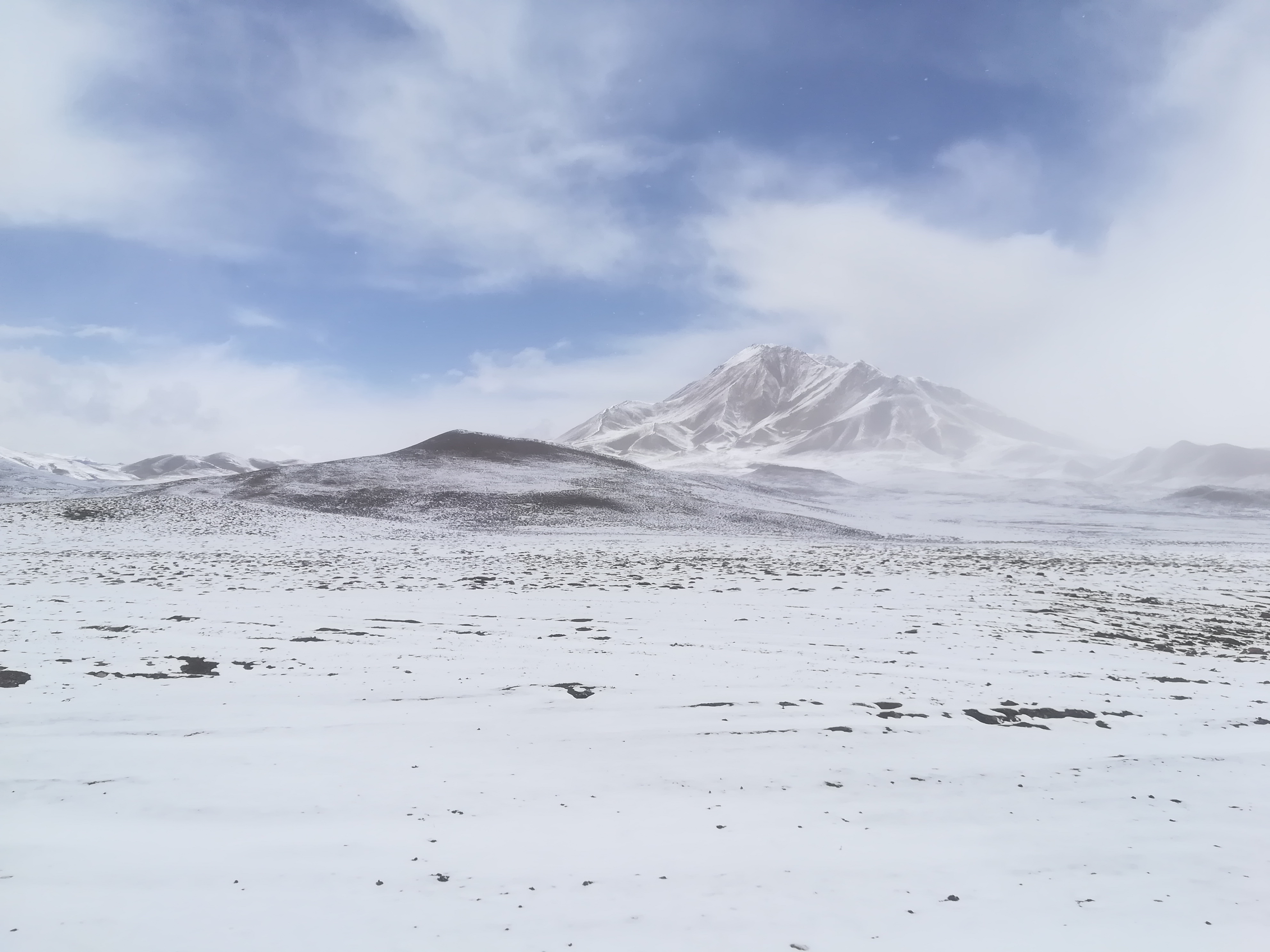 远山雪影白云间