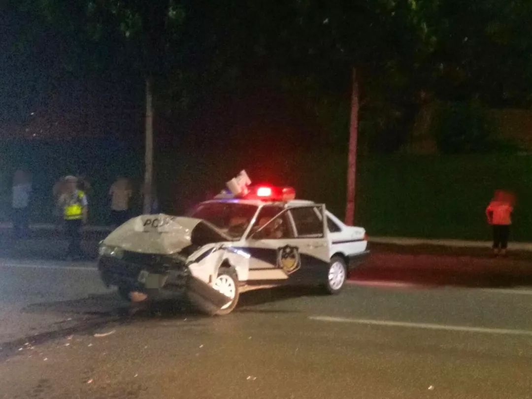 阳信一辆私家车与警车相撞!现场情况