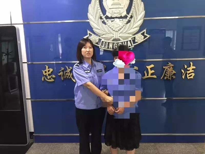 女警察押解图片