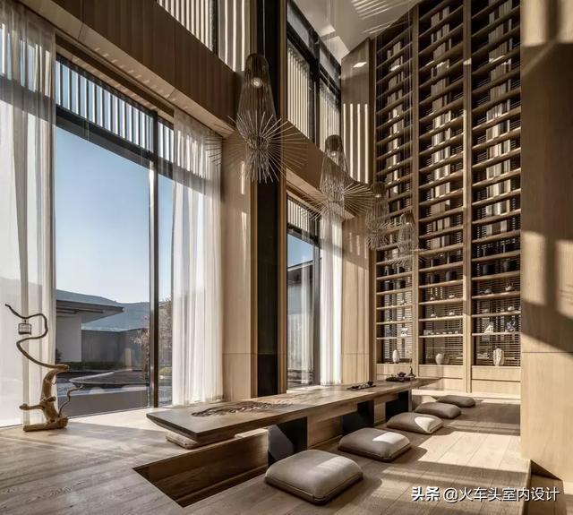 致敬中国传统建筑与审美便将室外之景融汇至室内沙盘区的日式枯山水