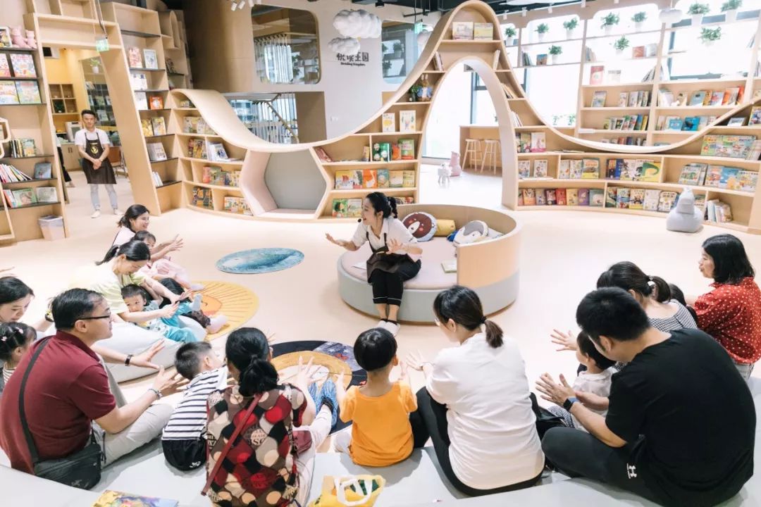 家长和小朋友可以一起感受亲子共读不失为一种快乐的享受呢~麦琪萝丝