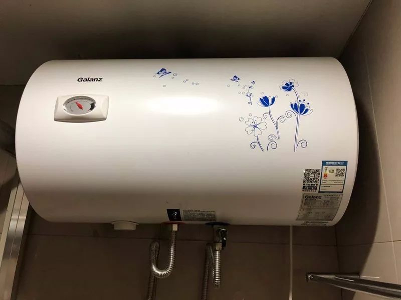 日立牌窗机400元,格兰仕热水器200元,正常使用,搬迁装让13022566688.