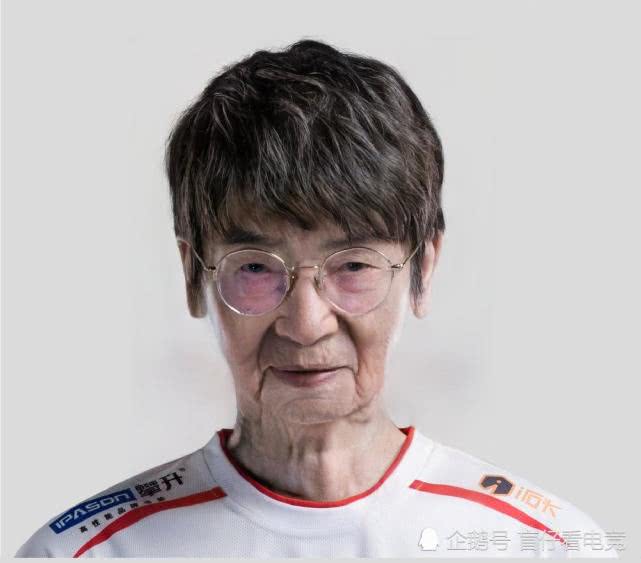 最近选手变老火了宁王略显富态宝蓝招牌剪刀手旁边小钰抢眼