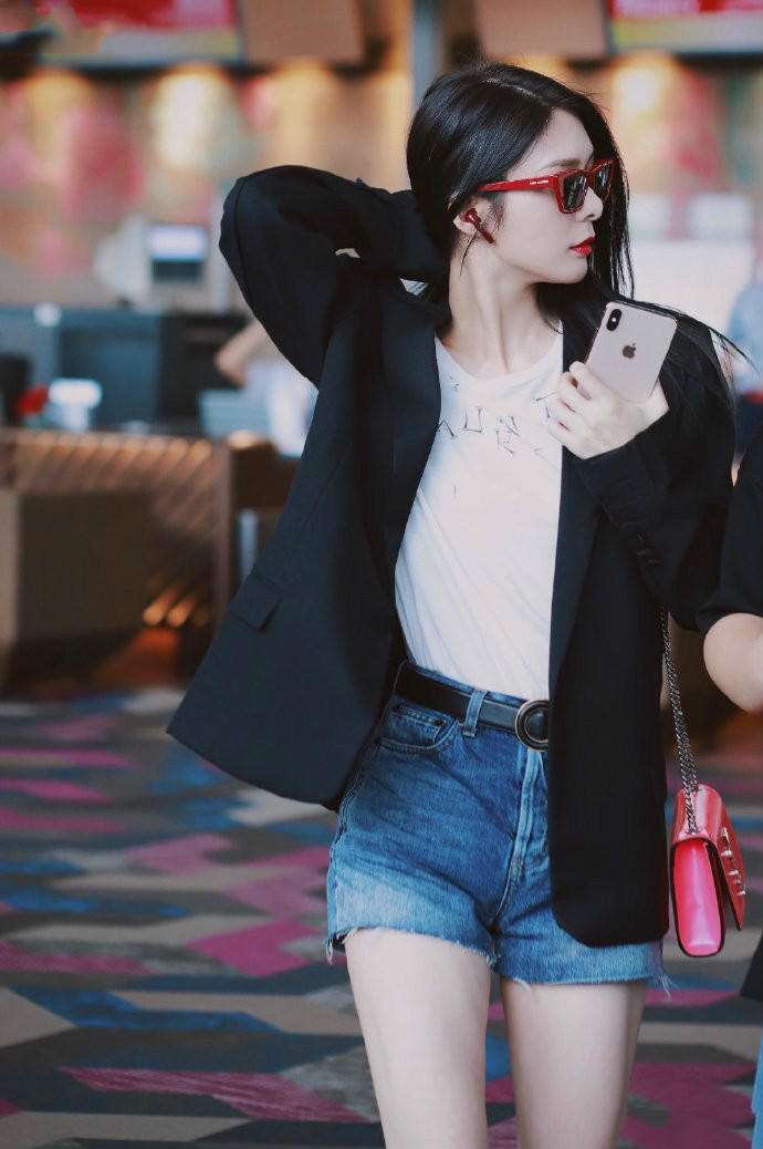 傅菁把老气西装穿出少女感配短裤长腿吸睛不断撩发太有风情