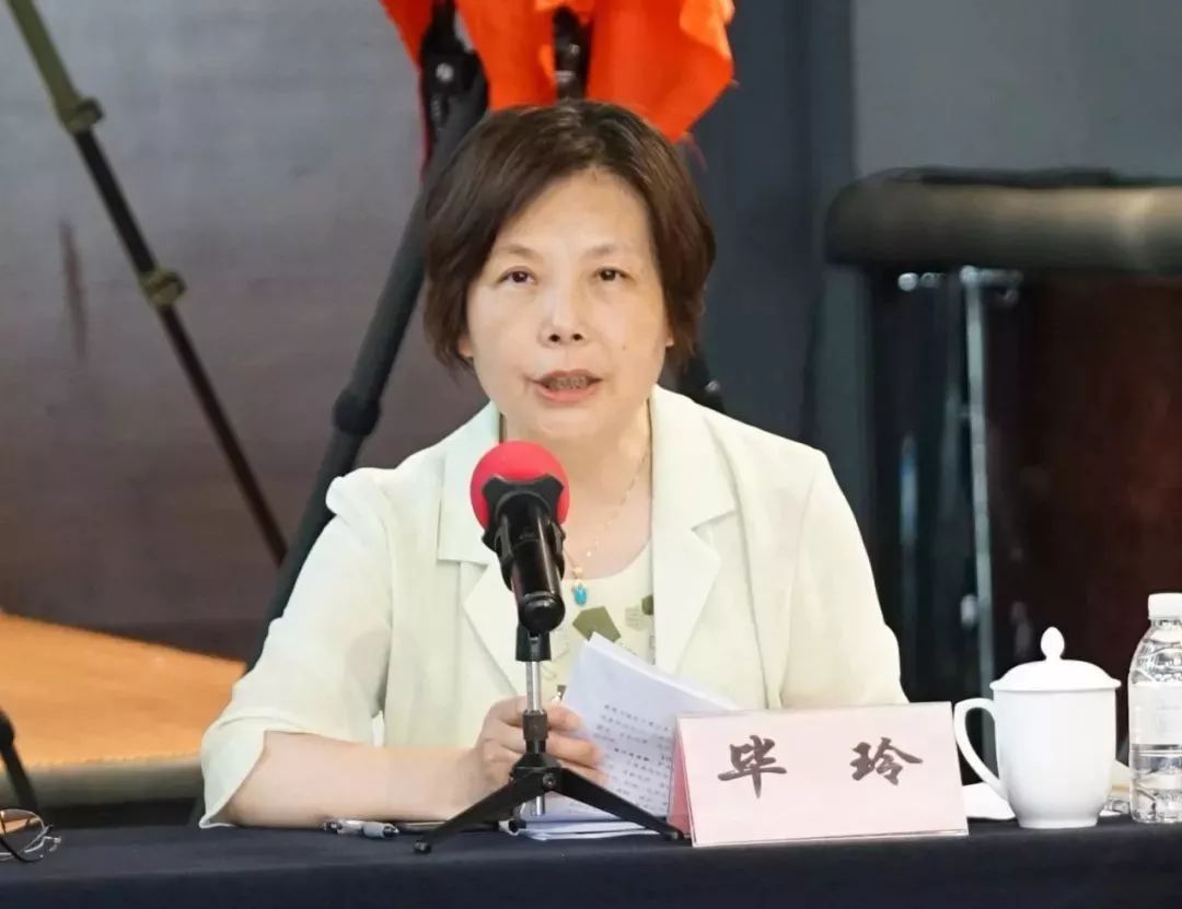 区工商联党组书记毕玲对深入推进理想信念教育作了部署并提出要求