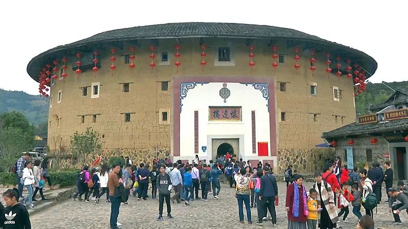 懷遠樓建於1905-1909年是建築工藝最精美,保護最好的雙環圓形土樓樓內