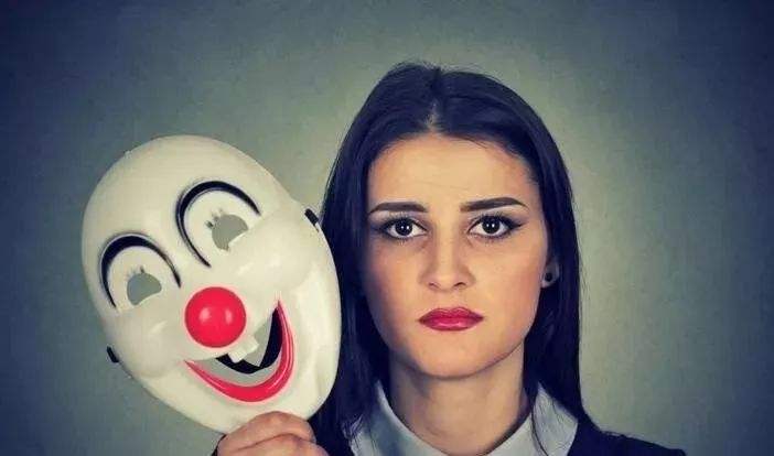 "微笑抑郁"自救指南:撕去微笑的伪装,还原真实的心灵_情绪