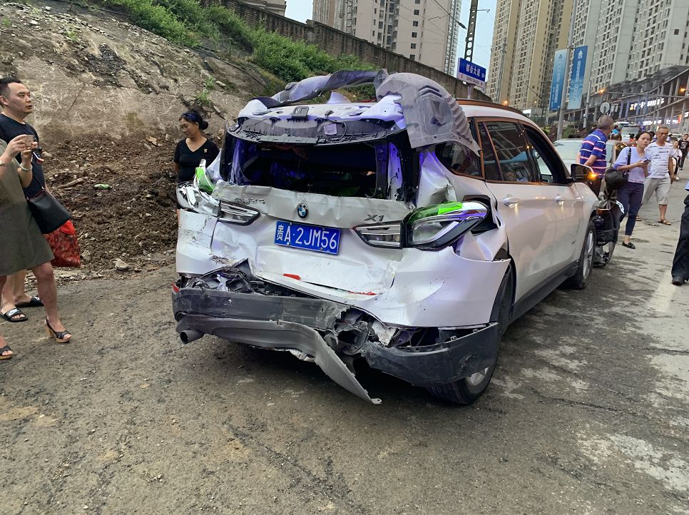 在贵阳野猫井转花果园j区路口 发生多辆汽车连环相撞的交通事故 记者