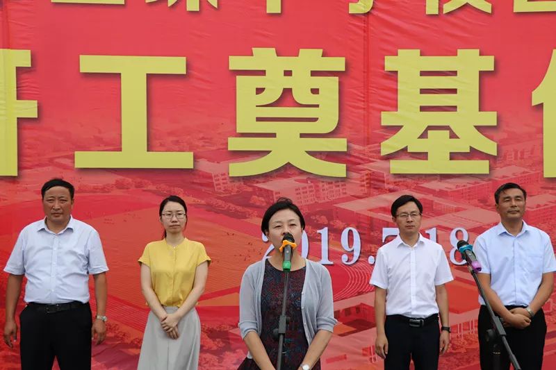 副市长王薇,市政府办,市教体局负责人,三垛镇领导孙如标,王平,施工方