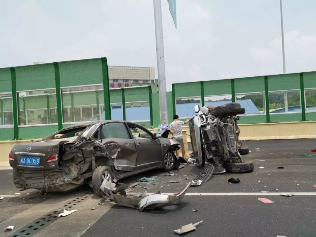 突发南宁清厢快速路上发生车祸小车被撞得稀巴烂现场惨烈