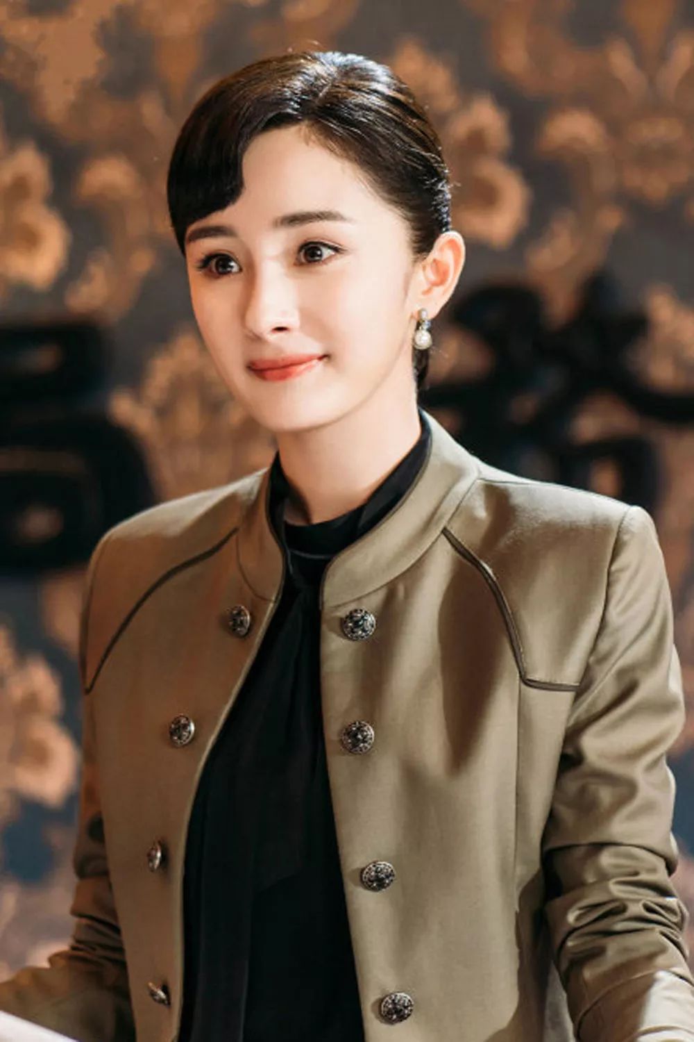 别光顾盯着杨幂的身材她戴的珠宝才叫精彩