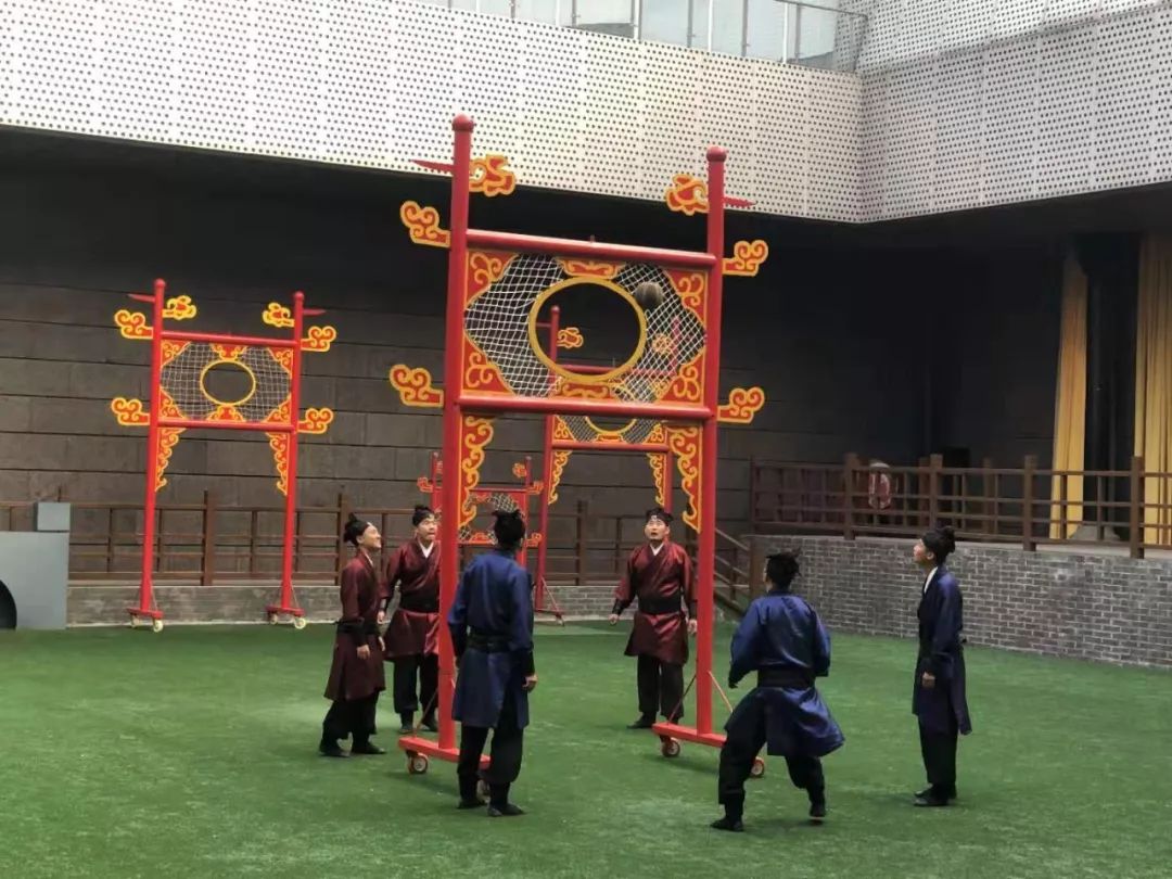 临淄足球博物馆浓缩了中国的蹴鞠文化史和世界足球史,集展陈区,功能区