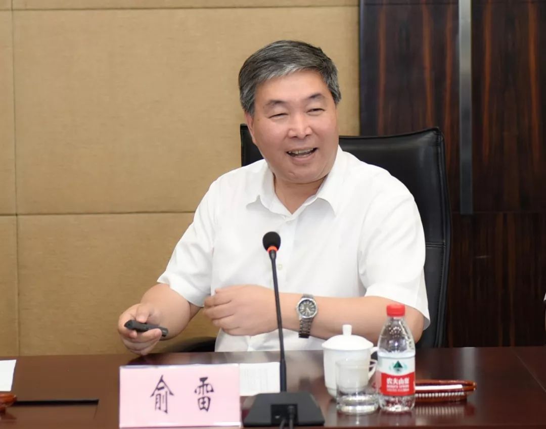 湾新区党工委副书记,管委会副主任徐方同宁波海关副关长陈开茂签约