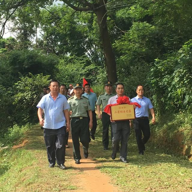 喜报灵山县军地双方领导为二等功功臣送喜报牌匾