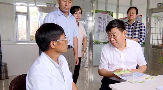 省卫健委主任张义到我县调研健康扶贫工作