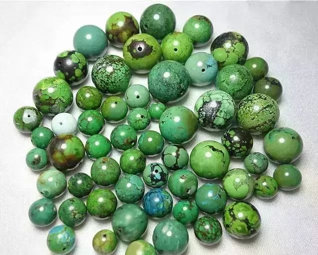 绿松石浸胶,虽然增加了绿松石的硬度,也不改变绿松石的颜色,但是在
