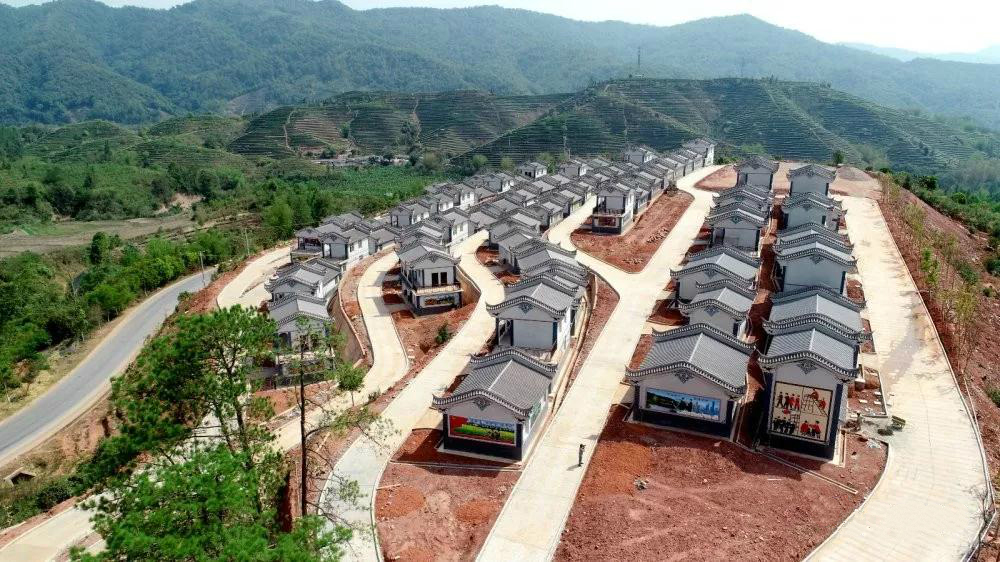 走进普洱市江城哈尼族彝族自治县国庆乡田房村补底村民小组,一栋栋